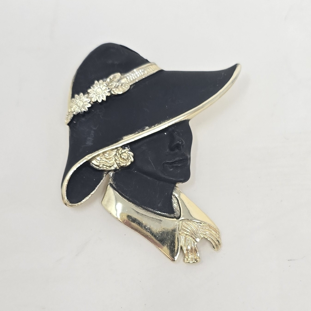 Vintage torino lady head in hat brooch black enamel gold tone.‎